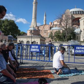 Ayasofya önünde toplanan vatandaşlar namaz kılıp dua etti