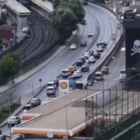 İstanbul'da düğün konvoyu ile yol kapattılar