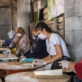 Antalya'da 80 gönüllü gözleme ile yeni cami yaptırıyor
