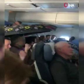 Rusya'da uçakta şemsiye altında yolculuk