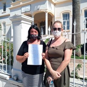 Kuşadası’nda İrlandalı turist ezan için imza topladı
