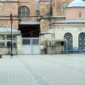 Ayasofya'da müze tabelası söküldü
