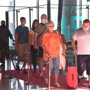 Muğla'da İngiliz turistler kırmızı halı ile karşılandı