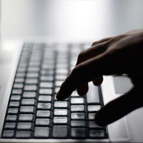 Rus hackerlar, İngiltere'nin aşı çalışmalarına saldırdı