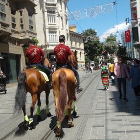 İstiklal Caddesi’nde atlı polisler