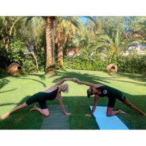 Eda Taşpınar anneannesiyle yoga yaptı