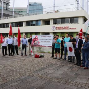 Japonya'da FETÖ'ye ait okulun önünde protesto
