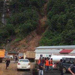 Rize'de heyelan anı kameraya yansıdı