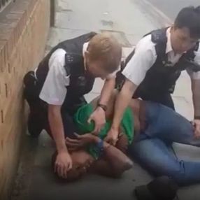 Londra’da polisler, siyahi şüphelinin boynuna bastı
