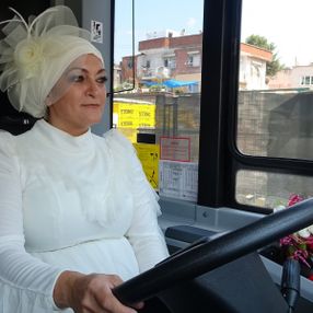 Bursa’nın ilk kadın otobüs şoförü evlendi