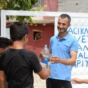 Mardin'de acıkan ve susayan yolculara kapı açan ev sahibi