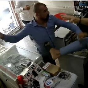 Siirt'te telefoncuya sopalı saldırı