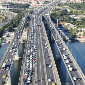Haliç'te haftanın ilk iş gününde trafik yoğunluğu