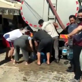 Susuz kalan İzmirliler denizden evlerine su taşıdı