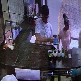 Döviz bürosundan sadaka kutusu çalan hırsızlar kamerada