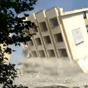 Sivas'ta yurt binasının yıkıldığı an