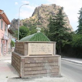 Afyonkarahisar'da yol ortasında kalan türbe