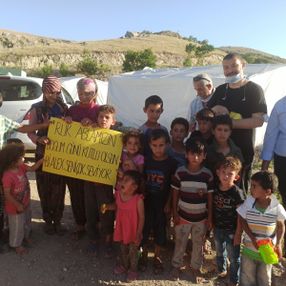 Afyon'da doğum günü bütçesiyle çocukları sevindirdi