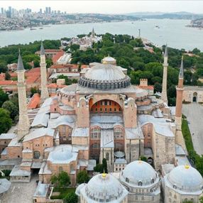 İBB Ayasofya'da seccade dağıtacak