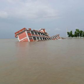 Bangladeş’te 3 katlı okul sel nedeni ile çöktü