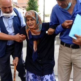 Trabzon’da 87 yaşındaki annesini dövüp sokağa attı