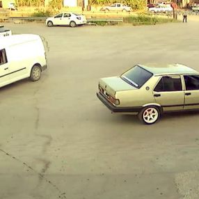 Antalya'da trafiğe açık alanda drift yapan araç kamerada