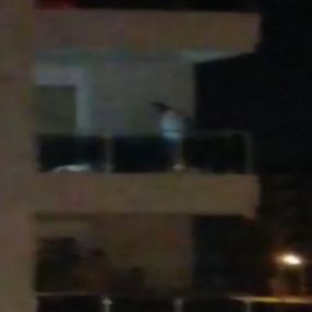 Antalya'da eşini balkonda darbetti
