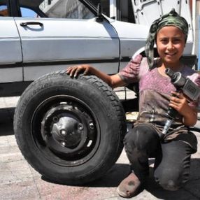 Sivas'ta küçük Tuana oto tamircisi babasına yardım ediyor