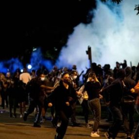 Amerika'daki eylemlere polis ateş açarak müdahale ediyor