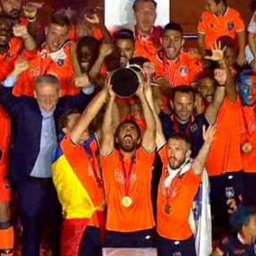 Başakşehir şampiyonluk kupasını kaldırdı