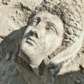 Perge'de, 1700 yıllık kadın heykeli bulundu