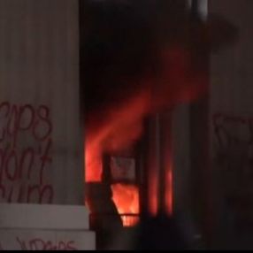 ABD'de protestocular, mahkeme binasını ateşe verdi