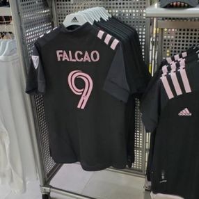 Inter Miami taraftarları Falcao forması bastırdı
