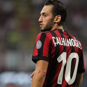 Hakan Çalhanoğlu'nun performansı alkış alıyor