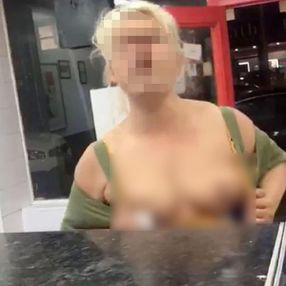 İskoçya'da dönerciye giren kadın ortalığı birbirine kattı