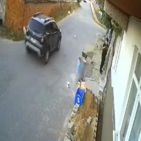 Arnavutköy'de lüks aracıyla kediyi ezdi