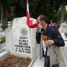 Samsun'da gözleri görmese de 20 senedir şehitliğe geliyor