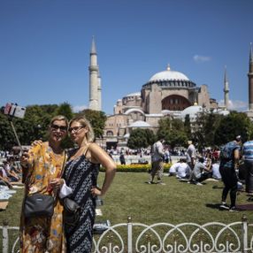 Ayasofya'da turistler ve ibadet edenler aynı karede
