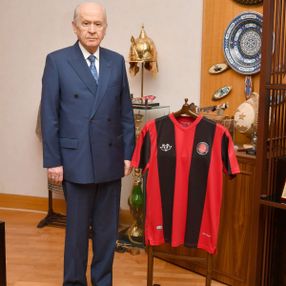 Devlet Bahçeli Twitter'a döndü