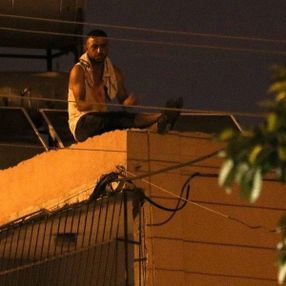 Adana'da hasmı kapıya dayanan şahıs intihara kalkıştı
