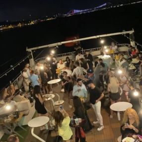 Boğaz'da yüzen kulüplerde maskesiz parti