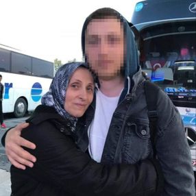 Bahçedeki eşini domuz sanarak vurdu