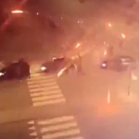 Başakşehir'in kaldığı otele havai fişek attılar