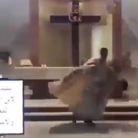 Beyrut'taki patlama kilise canlı yayınına yansıdı