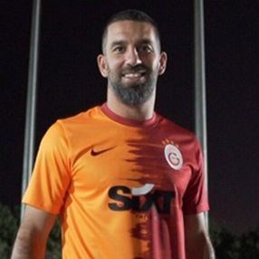 Kaptanlık pazubandı Arda Turan'a verildi