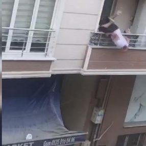 Küçükçekmece'de akrabalarıyla tartışıp, balkondan düştü