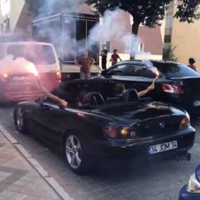 İstanbul’dan gelin alan grup, ortalığı toza dumana kattı