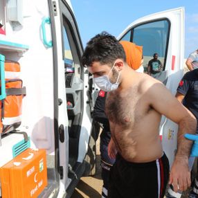 Antalya’da polis iki genci boğulmak üzereyken kurtardı
