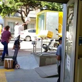 Bursa'da kargoları fırlatan görevli kovuldu