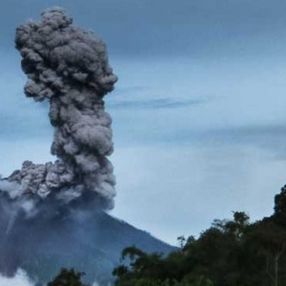 Endonezya'da Sinabung Yanardağı patladı